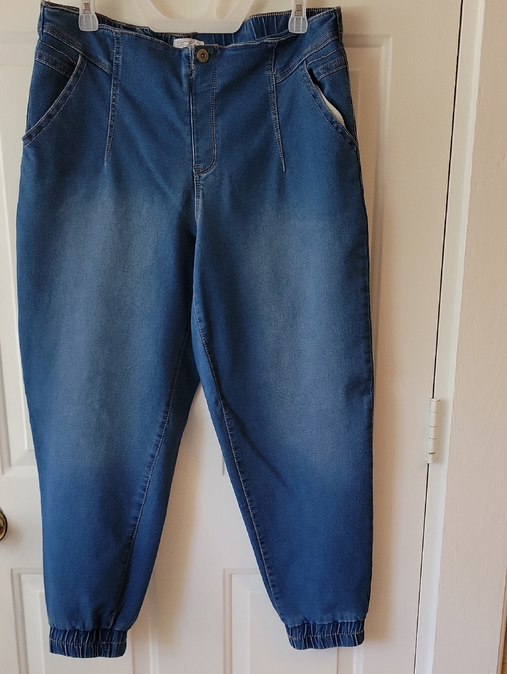 Classic Mid-Rise Ankle Jeans in Medium Blue